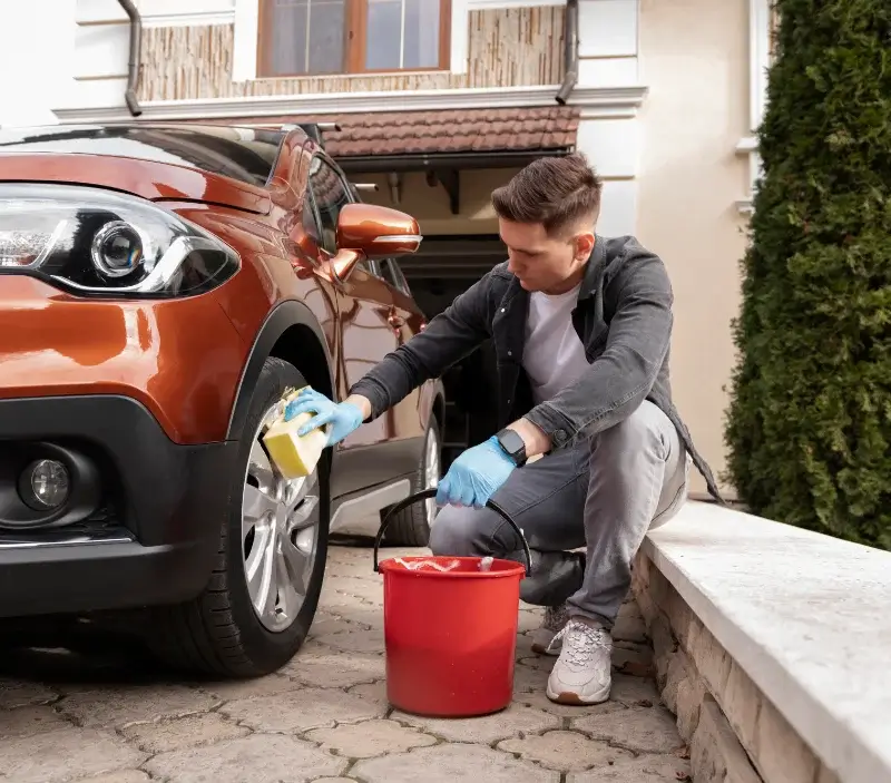 Lavage auto à domicile Saint-Jean-Brévelay : professionnel intervenant sur un véhicule